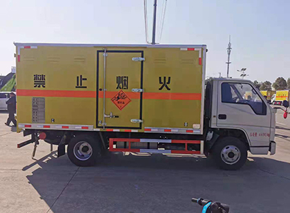 建始爆破器材运输车工人安全操作规范与智能技术保障
